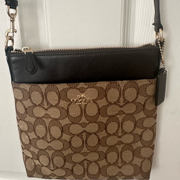 Small Coach crossbody signature series barely used - Picture 4 of 5